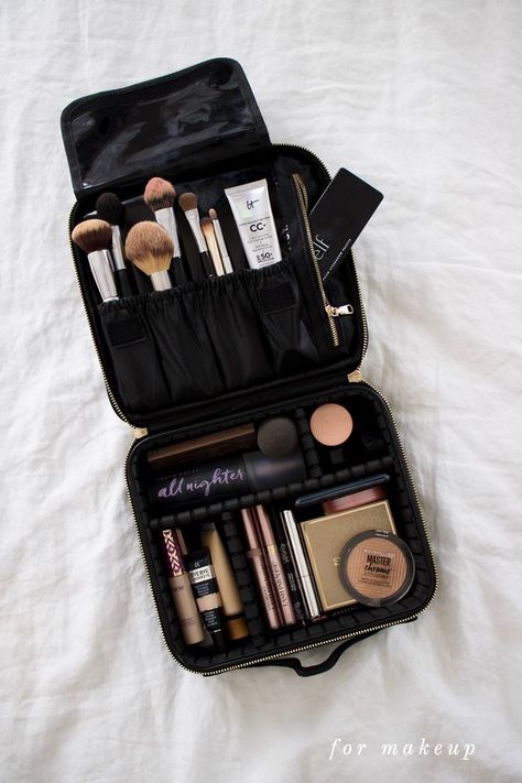 Travel Makeup Essentials, Makeup Bag Essentials, Makeup Bag Organization, Makeup Rooms, Makeup Room, Luxury Makeup, Makeup Bags Travel, Travel Makeup, Makeup Bags