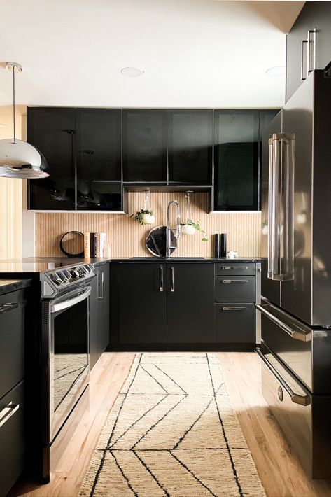 Glossy Black Kitchen Cabinets, Black Glossy Kitchen, Organic Backsplash, Glossy Kitchen Cabinets, Modern Kitchen Rugs, Organic Modern Kitchen, Glossy Kitchen, Black Backsplash, Modern Inspiration