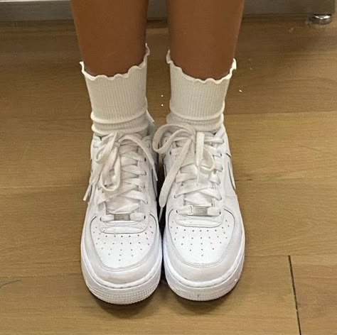 White Sneakers Women Aesthetic, White Shoes Aesthetic, Socks Aesthetic, Shoes Aesthetic, Aesthetic Shoes, Rubber Shoes, Girl Fits, Swag Shoes, Clean Shoes