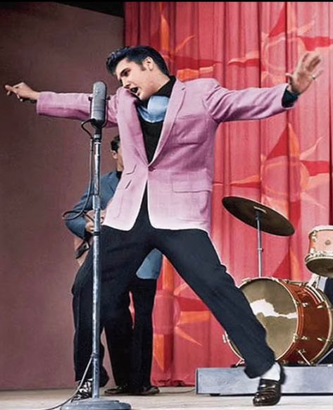 Elvis 50s Style, Iconic Elvis Presley Photos, Elvis Presley Outfits, Elvis Presley 60s, Elvis And Marilyn Monroe, Elvis Presley 50s, Elvis Aesthetic, Elvis Fashion, Presley Smith