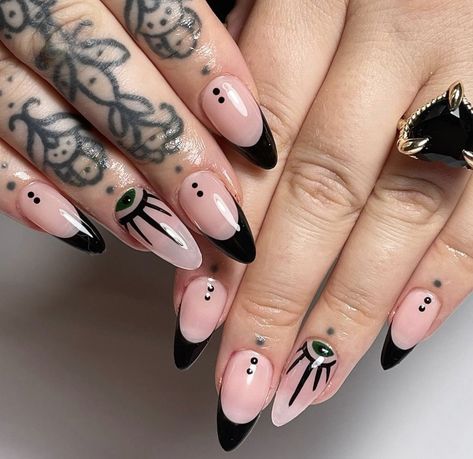 Edgy Minimalist Nails, Natural Goth Nails, Black Design Nail Art, Nail Art Alternative, Alt Nails Aesthetic, Emo Goth Nails, Edgy Holiday Nails, Punk Nails Designs, Edgy Acrylic Nail Designs