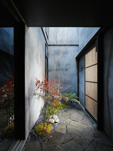 KINO architects transforms two kyoto machiya townhouses into hotel sumihotaru Japanese Courtyard Garden, Modern Japanese Garden, Takachiho, Traditional Japanese Home, In Praise Of Shadows, Japan Interior, Modern Courtyard, Wooden Facade, Herbaceous Border