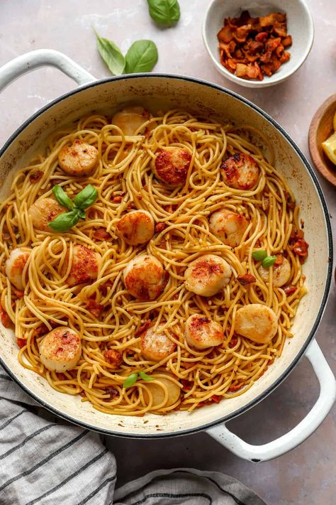 This Easy Scallop Pasta is an elegant, but simple summer dinner that will have your taste buds singing! This recipe features your choice of pasta topped with buttery pan-seared scallops and bacon in a light lemon sauce. Scallop And Noodle Recipes, Pasta With Scallops Recipes, Scallop Pasta Recipe Healthy, Lemon Scallops Pasta, Sea Scallops And Pasta, Tuscan Scallop Pasta, Scallops And Bacon, Pasta With Scallops, Scallops Recipes