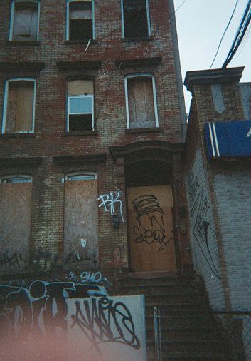 badass buildings...run down but has potential Southside Chicago Aesthetic, Junkyard Aesthetic, Abandonment Issues, Building Aesthetic, Breathtaking Photography, Gordon Parks, Inner City, City Photography, Urban Life