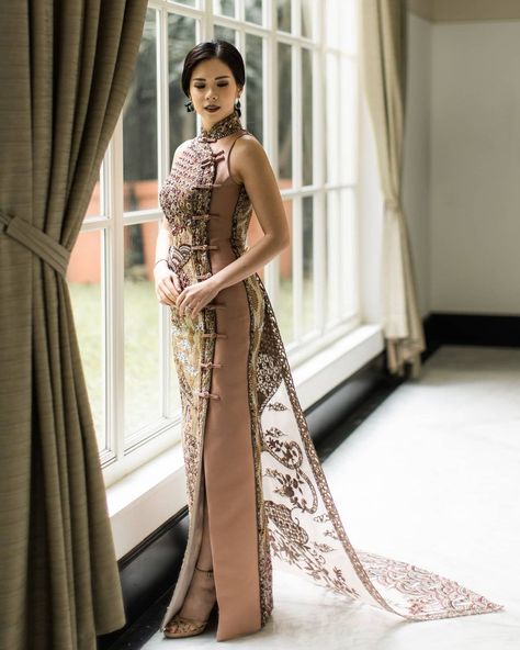 1,318 Likes, 7 Comments - Stella Lunardy (@stellalunardy) on Instagram: “A customized sangjit attire with a twist of "batik", our beautiful indonesian heritage in chinese…” Tingjing Dress, Sangjit Dress Modern, Stella Lunardy, Sangjit Dress, Chinese Style Wedding Dress, Chinese Dress Modern, Chinese Gown, Cheongsam Modern, Chica Cool