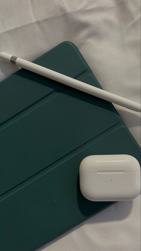 Green Ipad Case Aesthetic, Wallpaper Ipad Air Aesthetic, Ipad Aesthetic Green, Apple Ipad Aesthetic, Green Ipad Aesthetic, Wallpaper Ipad Minimalist, Ipad Mini 6 Aesthetic, Ipad Cases Aesthetic, Ipad Cover Aesthetic