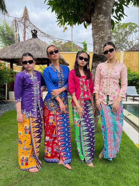 Berkain Modern, Kebaya Outfit, Kebaya Nyonya, Nikah Outfit, Kebaya Modern Dress, Batik Kombinasi, Batik Modern, Batik Kebaya, 1960 Fashion