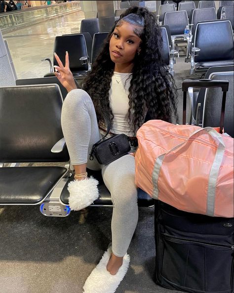 Cute Airport Pictures, Airport Fits Black Women, Airport Outfits Black Women, Air Port Outfit Ideas, Airport Outfit Black Women, Baddie Airport Outfits, Airplane Outfit, Airport Fit, Traveling Aesthetic