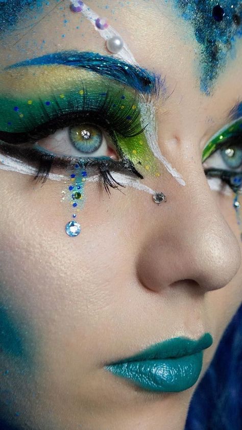 Creative Makeup Looks Inspiration, Peacock Halloween Costume, Peacock Eye Makeup, Peacock Halloween, Peacock Makeup, Bird Makeup, Peacock Costume, Butterfly Makeup, Bright Eye Makeup