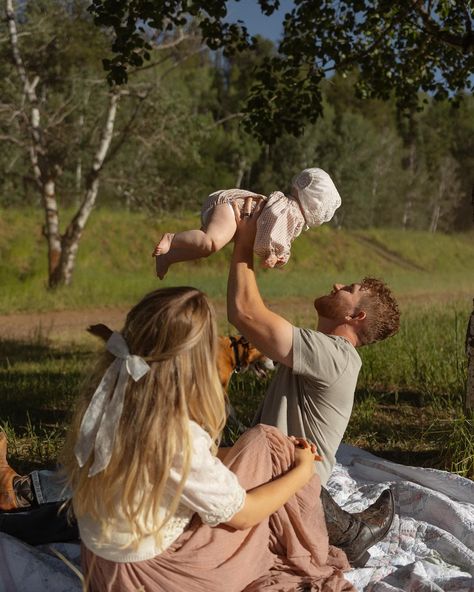 forever in love with these family pictures🥹 Key words: Family Picture ideas Family photoshoot Family outfit ideas #idahofamilyphotographer #idahofallsphotographer #idahofallsfamilyphotographer #rexburgphotographer #rexburgfamilyphotographer Trad Family, Family Cottagecore, Traditional Family Aesthetic, Future Family Goals Aesthetic, New Family, Cottage Family, Small Family Aesthetic, Fall Family Aesthetic, Cottage Core Family Pictures