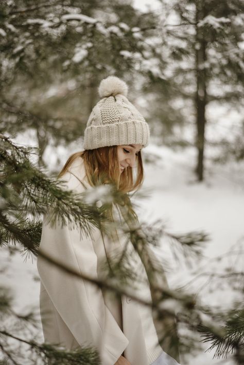 Winter Solo Photoshoot, Senior Picture Ideas Winter Snow Photography, Outdoor Winter Photoshoot Ideas, Snowy Senior Pictures, Warm Hiking Outfit, Winter Senior Photos, Winter Portraits Photography, Winter Snow Photography, Winter Senior Pictures