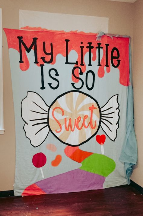 Big Sis Poster Ideas, Big Little Banner Ideas, Candy Big Little Reveal, Cheer Little Sister Reveal Poster, Big Little Door Decorations, Big And Little Reveal Ideas Cheer, Big Little Reveal Box Ideas, Big Little Banner, Cute Big Little Reveal Themes