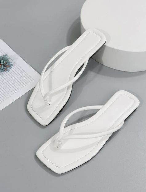 Sandal Jepit Aesthetic, White Flat Slippers, White Sandals Aesthetic, Beach Sandals Aesthetic, Chanclas Aesthetic, Flip Flops Aesthetic, Classy Shoes Flats, Elegant Shoes Heels, Trendy Slippers