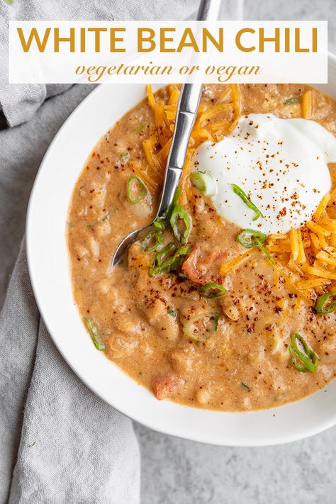 Vegetarian White Bean Chili! This White Bean Chili recipe is Gluten-Free and easily Vegan! SO much flavor in this one, you won't miss the meat! Bean Chili Vegetarian, Vegetarian White Bean Chili, White Bean Chili Vegetarian, Vegetarian White Chili, Chili Vegetarian, White Bean Chili Recipe, Vegan Bean, White Bean Chili, Bean Chili Recipe