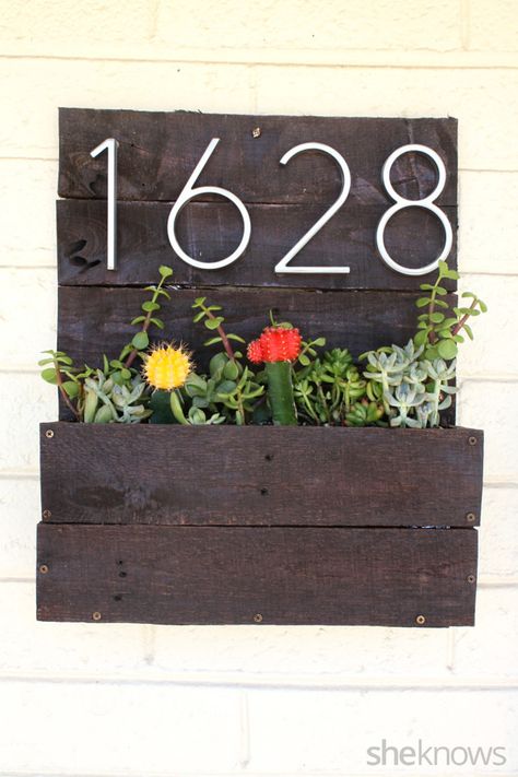 How to make your own pretty address planter box – SheKnows Planter Box Diy, Address Planter, House Numbers Diy, Adirondack Furniture, Diy Planter Box, Outdoor Remodel, Decor Flowers, Front Porch Decorating, Box Diy