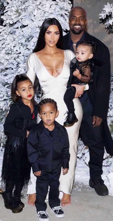 Kim Kardashian West and her family Christmas 🎄 Workouts Squats, Curl Hairstyles, Kim Kardashian Family, Black Man White Girl, Kim Kardashian Makeup, Maternity Photo Outfits, Kim Kardashian Kanye West, Kim Kardashian Outfits, Kim And Kanye