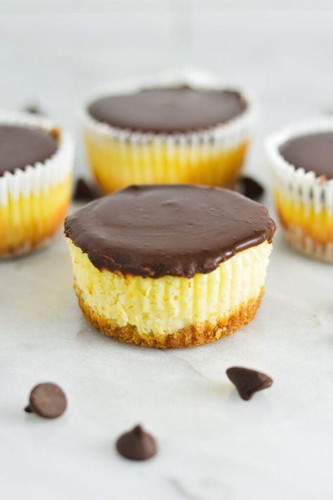 Easy Mini Chocolate Ganache Cheesecakes recipe. These individual cheesecakes make the perfect dessert idea to share. Jamaican Shrimp, Dijon Gravy, Chocolate Ganache Cheesecake, Chocolate Chip Bread Recipe, Easy Meatballs, Individual Cheesecakes, Macaroni Cheese Recipes, Oreo Cookie Crust, Chocolate Chip Bread