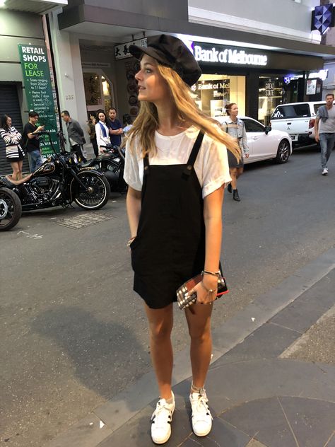 Cute boxy white crop top with mini black pinafore dress and a baker boy hat. Black Pinafore Outfit, Black Pinafore Dress Outfit, Pinafore Dress Outfit Summer, Bakerboy Hat Outfit, Outfits Con Jumper, Baker Hat Outfit, Baker Boy Hat Outfit, Hat Outfit Ideas, Pinafore Dress Outfit