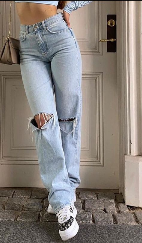 Blue Ripped Jeans Outfit, Jeans 2022, Mom Jeans Style, Ripped Jeans Outfit, Blue Mom Jeans, Blue Jean Outfits, Ripped Pants, Jeans Outfit Women, Baggy Jean