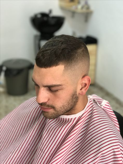 British haircut at Barberia 13 de Junio British Haircut Men, British Haircut, Short Feathered Hair, British Hairstyle, Hair Shape, Uk Hairstyles, Feathered Hair, Haircut For Face Shape, Hair Man