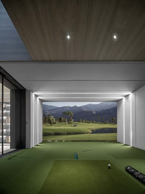 Golf In House, Golf Simulation Room, Golf Simulator Basement Ideas, Golf Simulator Man Cave, Modern House Backyard, Golf Simulator Room Design, Black Home Aesthetic, Golf Zone, Golf Lounge