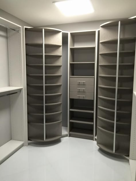 Spinning Closet, Organiser Son Dressing, Small Walk In Closet, Smart Closet, Corner Closet, Organization Closet, Walking Closet, Walk In Closet Design, Bedroom Organization