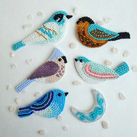 So cute! Birds embroidered with beads Beaded Birds Pattern, Beaded Birds, Embroidery With Beads, Beaded Bird, Beadwork Designs, Bird Beads, Bead Embroidery Patterns, Beading Ideas, Bead Embroidery Jewelry