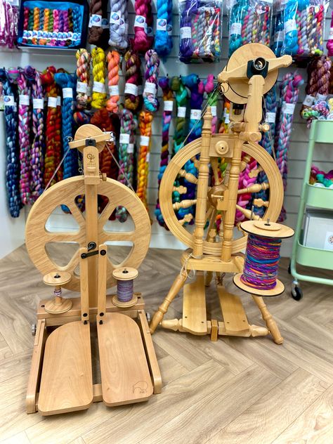 Tips and Tricks for New Wheel Spinners Fleece Accessories, Ashford Spinning Wheel, Spinning Wool, Spinning Wheels, Drop Spindle, Spinning Yarn, Stand By You, Wool Crafts, Recycled Yarn