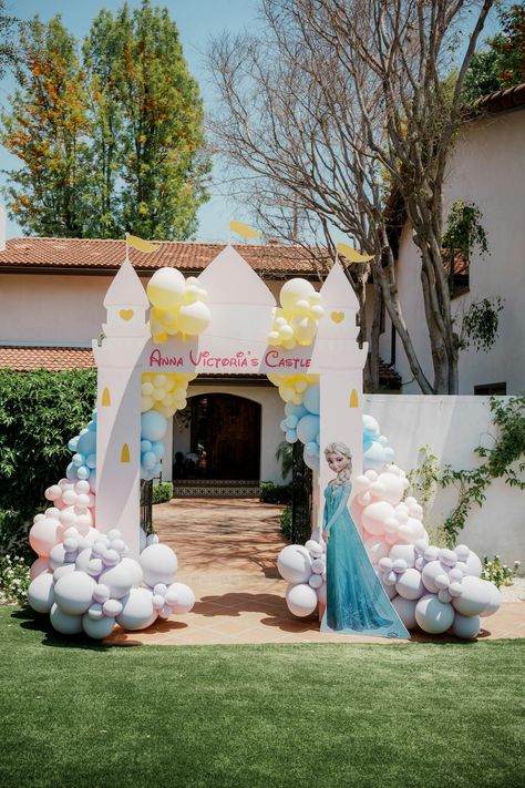 Disney Princess Birthday | Event Du Jour | PartySlate Disney Princess Backdrop, Birthday Entrance, Disney Princess Theme Party, Castle Birthday Party, Backdrops Ideas, Princess Birthday Decorations, Entrance Arch, Disney Princess Theme, Rapunzel Birthday Party