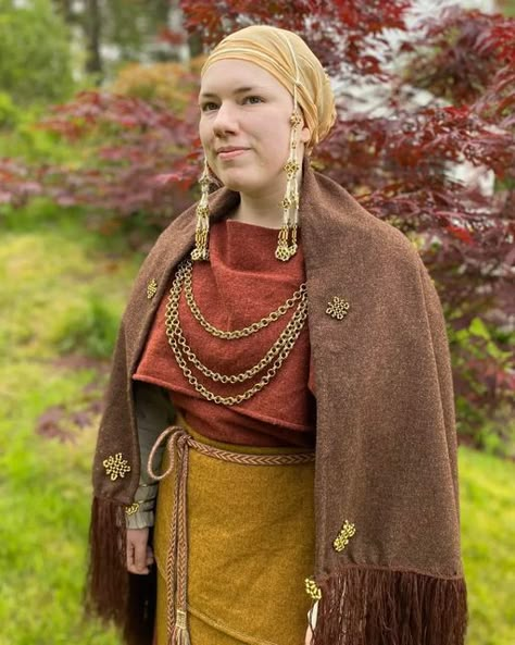 Kira on Instagram: "The full outfit ❤️ Now that I'm done with my shawl there really isn't much more to add to my Finnish iron age outfit. It is time to move forward and make new versions that will be more in line with what we know about Finnish iron age clothing from archaeology. My first goal is to make a new peplos dress with tablet woven edges. When I first started on my red peplos dress it felt like an impossible task to take apart the woven fabric and make tablet woven edges on it, so I Iron Age Clothing, Peplos Dress, Finnish Clothing, Celtic Clothing, Aged Clothing, Medieval Garb, Viking Dress, Viking Women, Viking Clothing