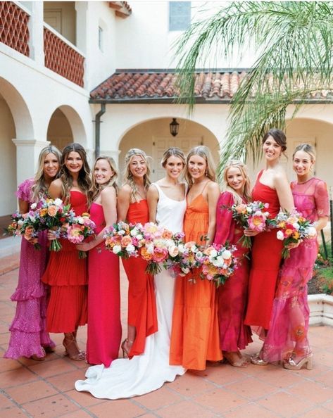 Sunset Wedding Theme, Bridesmaid Dress Color Schemes, Coral Bridesmaid Dresses, Orange Bridesmaid Dresses, Pinterest Wedding, Dress Code Wedding, Mismatched Bridesmaids, Mismatched Bridesmaid Dresses, Pink Bridesmaid Dresses