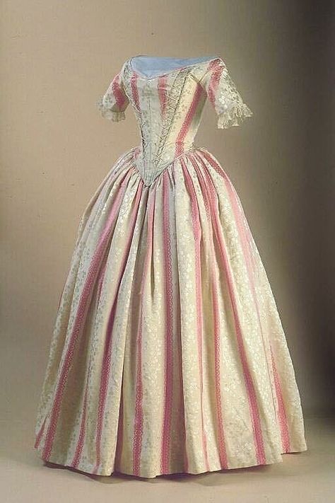 Dickens Dress, Victorian Dress Gown, 1860s Dresses, Victorian Era Dresses, Rococo Fashion, Period Dress, History Fashion, Royal Dresses, Victorian Clothing