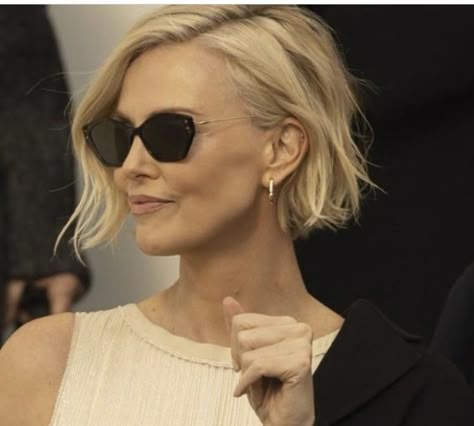 Charlize Theron Short Hair, Charlize Theron Hair, Kort Bob, Short Blonde Pixie, Short Blonde Bobs, Blonde Bob Hairstyles, Chin Length Hair, Edgy Short Hair, Bob Hairstyles For Fine Hair