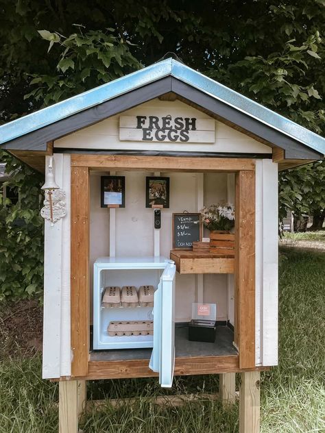 Egg Selling Stand Diy, Egg Selling Stand, Egg Stand Roadside, Diy Roadside Farm Stand, Selling Stand, Cluckingham Palace, Chicken Coop Ideas, Roadside Stand, Farmers Market Stand