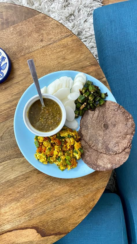 Indian Balanced Meal, Indian Food Aesthics, Iron Rich Breakfast, Aesthetic Indian Food, Healthy Food Plate, Indian Diet Recipes, Healthy Food Quotes, Lunch Recipes Indian, Cooking Photography