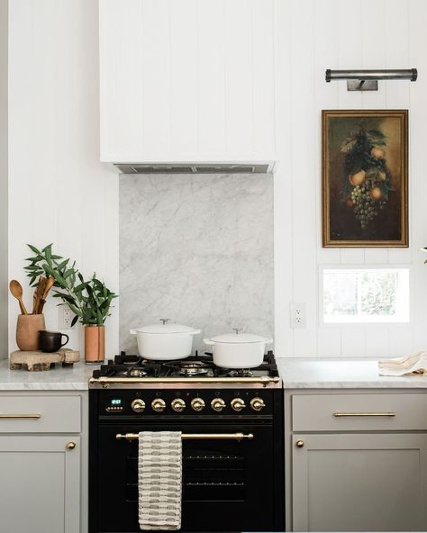 Bright kitchen with marble backsplash and beautiful cabinets Modern English Cottage, Black Range, Diy Home Decor Ideas, Classic Kitchen, Eyes Model, Cup Of Joe, Play House, Black Walls, Makeup Skincare