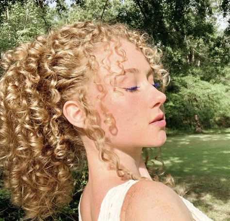 Curly Hairstyles For Long Hair, Blonde Curly Hair, Hairstyles For Girls, Braid Hairstyle, Colored Curly Hair, Easy Hairstyle, Pretty Hair Color, Hair Stylies, Curly Hair Inspiration