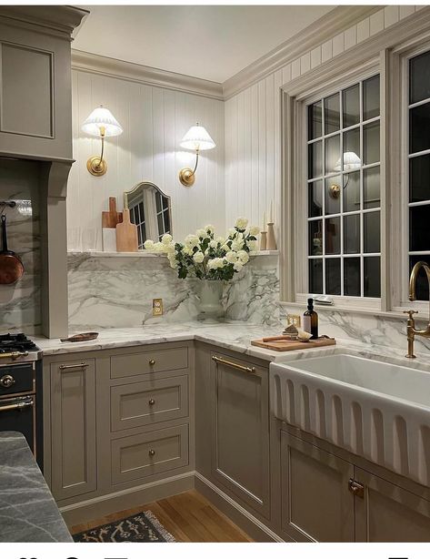 Kismet House, Classic Kitchen, Kitchen Hardware, Counter Tops, Kitchen Inspo, Kitchen Reno, Beautiful Kitchens, Home Decor Kitchen, White Kitchen