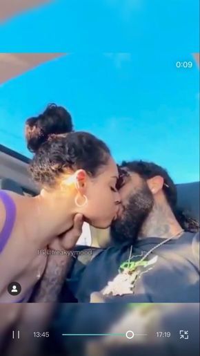 Two Woman Kiss, Cuple Goles Kiss, Date Night Black Couple Goals, Me And Bae Mood Video Bed, Mood Pics With Bae Kissing, Baddie Kiss, Mood Bae Goals, Mood Videos With Bae, Kiss Moods With Bae