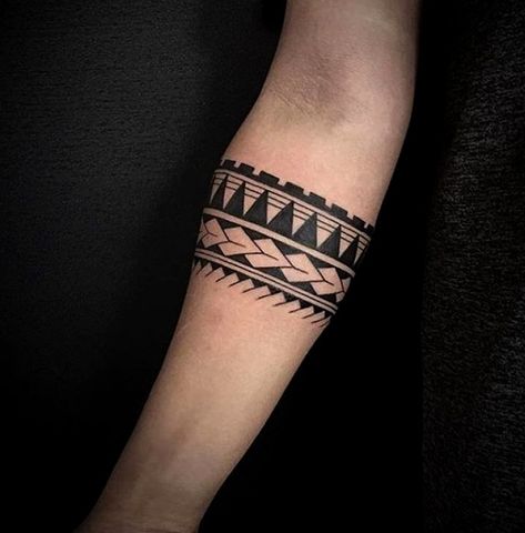 Tatuajes en el antebrazo para hombres ¡Ideas que la rompen en el mundo tattoo! Stammestattoo Designs, Tato Maori, Orca Tattoo, Forearm Band Tattoos, Polynesian Tattoos, Band Tattoo Designs, Armband Tattoo Design, Forarm Tattoos, Wrist Tattoos For Guys