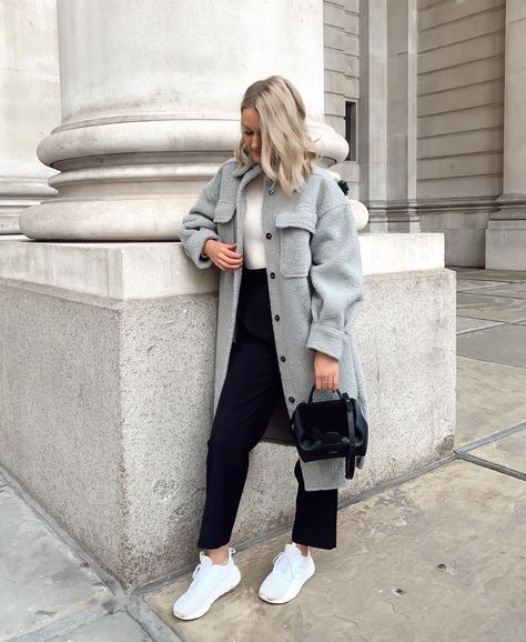 White Sneakers Outfit Winter, Simple Winter Outfit Ideas, Outfit Ideas With Sneakers, Outfit Trenchcoat, Winter Sneakers Outfit, Jackets 2022, Shacket Outfit, Simple Winter Outfits, Dresses With Vans