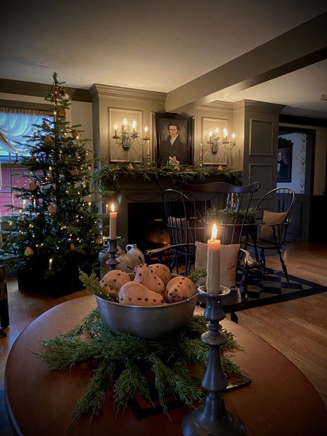 Colonial Christmas Aesthetic, Colonial Christmas Decor, Colonial Christmas Tree, Honey Thistle, Colonial Christmas Decorating, Colonial Williamsburg Christmas, Williamsburg Christmas, Christmas In England, Traditions Around The World