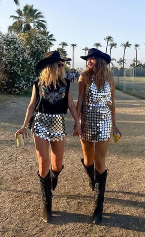 Coachella Party Outfit, Cowgirl Bachelorette Party Outfits, Cowgirl Outfits Party, Coachella Party, Cowgirl Bachelorette Parties, Outfit Botas, Christmas Boho, Trending 2023, Western Festival