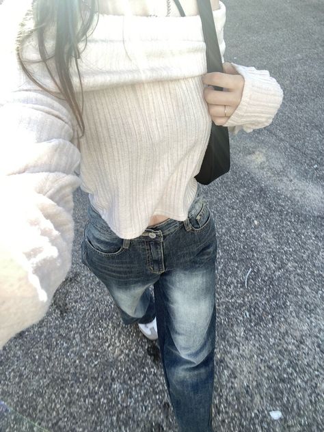 Acubi inspo, acubi outfit, minimalist outfit, beach, summer, og samba, white, baggy jeans, korean outfit Grey Spring Outfit, Baggy Acubi Outfits, Japanese Outfits Casual Street Style, White Sambas Outfit, Casual Korean Outfits, Off Shoulder Sweater Outfit, Acubi Clothes, Simple Korean Outfits, Jeans Outfit Korean