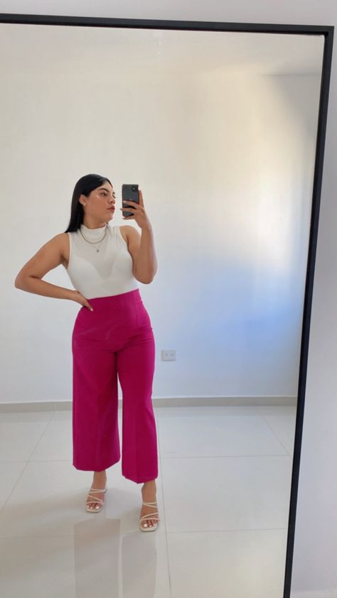 Pink Jeans Outfit Work, Pink Pants Formal Outfit, Outfit Pantalon Rosado, Pink Formal Pants Outfit, Pink Palazzo Outfit, Pink Pants Plus Size, Outfits Color Rosa, Outfit Formal Mujer Juvenil, Pantalon Rosa Outfit