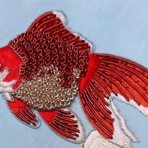 Hand & Lock on Instagram: "Goldfish Online Course - Goldwork is the art of embroidery using metal threads. It is particularly prized for the way light plays on it. The term 'Goldwork' is used even when the threads are imitation gold, silver, or copper, or coloured allowing for an array of textures and colours to express your vision in. Join us for this special 4 Week Goldwork course exploring a range of Goldwork techniques to showcase in your own Goldfish piece. #handandlock #handandlockschoolofembroidery #learngoldwork #goldworkembroidery #onlinelearning" Goldfish Embroidery, Embroidery Practice, Goldfish Design, Lucky Fish, Embroidered Animals, Embroidery Animals, Classic Embroidery, Goldwork Embroidery, Gold Work Embroidery