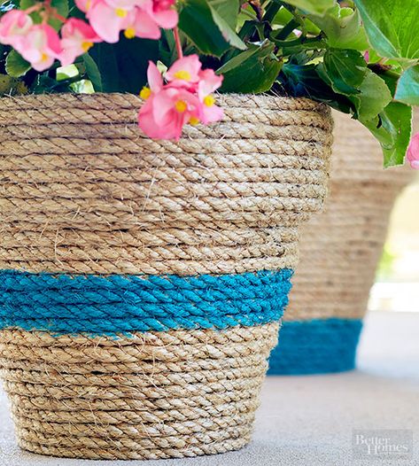 Sisal Rope dresses up a plastic pot. A little rope, hot glue and paint and voila!... you have a pretty pot with great texture! Jar Of Flowers, Fun Planters, Deco Marine, Colorful Planters, Outdoor Patio Table, How To Wrap, Diy Outdoor Decor, Outdoor Diy Projects, Succulents In Containers