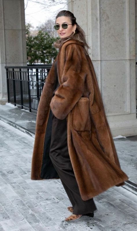 Mink Coat Outfit, Mink Coats Outfit, Faux Fur Coat Street Style, Brown Fur Coat Outfit, Fur Coat Outfit Casual, Fur Coat Street Style, Fur Coat Outfits, Beaver Fur Coat, Winter Fashion Cold