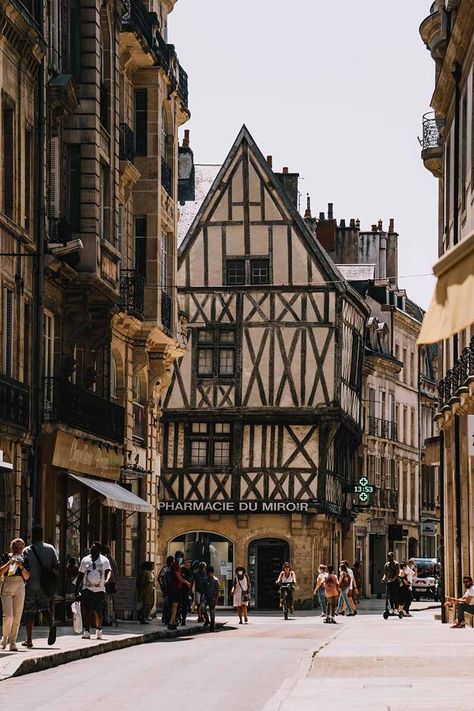 De leukste tips en bezienswaardigheden in Dijon Dijon France Aesthetic, East France, European Bucket List, Dijon France, Holiday Inspo, France Aesthetic, France Photography, French Architecture, Europe Vacation