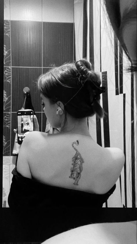 Tiger Tattoo Back, Back Tattoo Women Spine, Tattoo Tiger, Upper Back Tattoos, Back Piece Tattoo, Dragon Tattoo For Women, Spine Tattoos For Women, Women Tattoos, Classy Tattoos